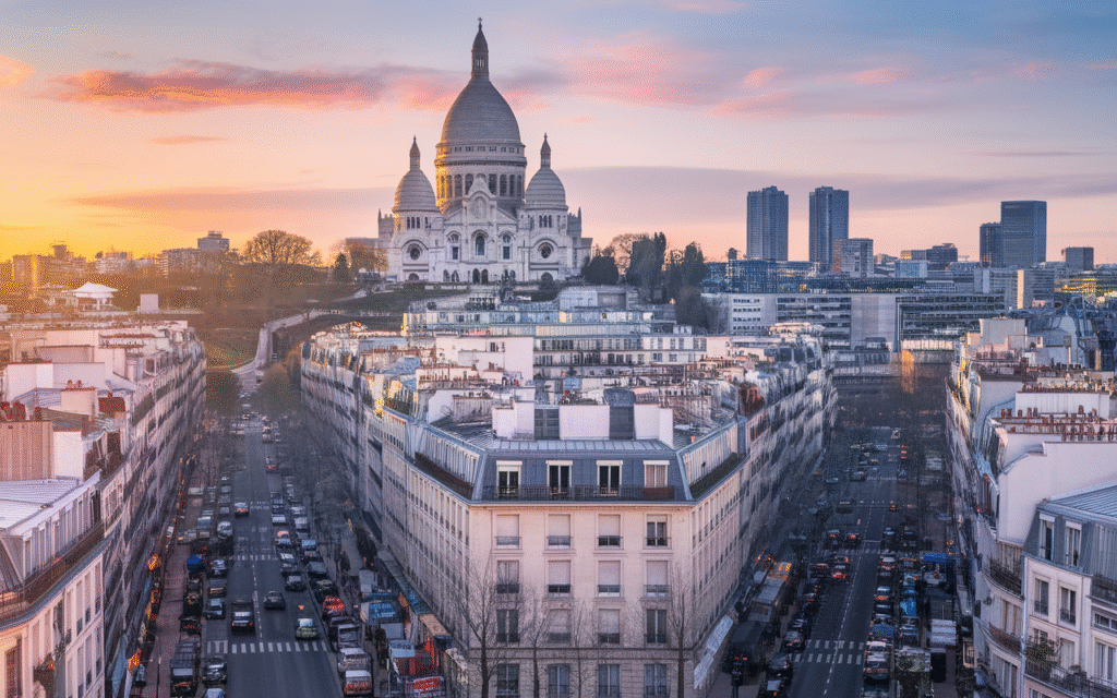 Vue panoramique du 18e arrondissement de Paris avec la basilique du Sacré-Cœur