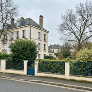 Vue des nouveaux espaces verts autour de la Porte de la Chapelle avec des arbres et des chemins piétonniers